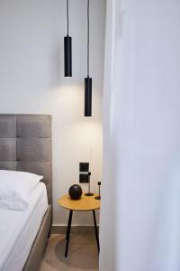 - une chambre avec une table à côté d'un lit dans l'établissement Vasilicari Apartments, à Chios