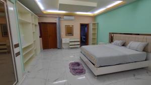 - une chambre avec un lit et une chambre avec des étagères dans l'établissement Gaïa Luxury Suites, à Libreville