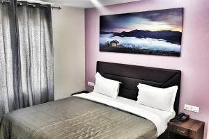 Postel nebo postele na pokoji v ubytování Hotel Delhi Aerocity, NH 48