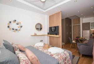 um quarto com uma cama e uma sala de estar em LoveBirds Rethymno Suite em Rethymno Town
