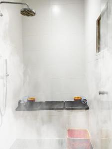 a bathroom with a bench and a pink stool at Maison Monoï séjour créatif avec activités, spa et services in Soulac-sur-Mer +5 photos