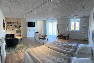 1 Schlafzimmer mit einem großen Bett und einer Küche in der Unterkunft Lucky 3 Apartments in Løkken