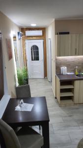 A cozinha ou cozinha compacta de Apartmani Paunovic Lux 1