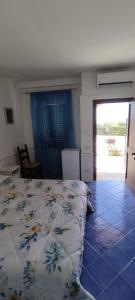 Schlafzimmer mit einem Bett und einer Tür zu einer Terrasse in der Unterkunft Bed & Breakfast Laino in Maratea