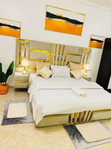 een slaapkamer met 2 bedden en 2 lampen bij Apartment in Dar es salaam , Mikocheni in Dar es Salaam