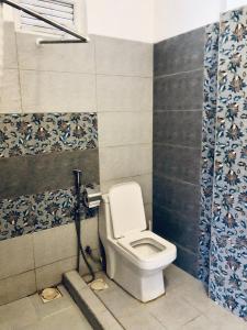 een badkamer met een toilet in een kamer bij Apartment in Dar es salaam , Mikocheni in Dar es Salaam