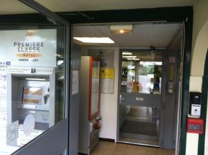 Zugang zu einem Restaurant mit offener Tür in der Unterkunft Premiere Classe Amiens Est - Glisy in Glisy