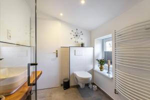 Bilik mandi di Ferienwohnung an der Schlei oben +24 gambar