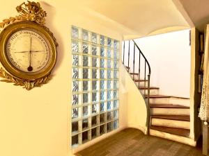 eine Uhr, die an einer Wand neben einer Treppe hängt in der Unterkunft Piscine & Sauna Maison au Coeur de Marseille in Marseille
