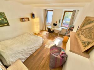 ein kleines Schlafzimmer mit einem Bett und einem Schreibtisch in der Unterkunft Piscine & Sauna Maison au Coeur de Marseille in Marseille