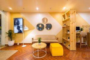 ein Wohnzimmer mit Sofa und Tisch in der Unterkunft Bloom Hotel - Ranchi in Ranchi