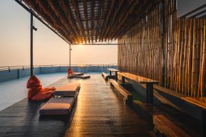 七岩塔雷七岩旅舍的甲板上设有长椅和桌子的建筑