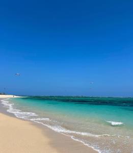 una playa con el océano y un cielo azul en Homestay Phúc Lộc Phú Qúy, en Cu Lao Thu