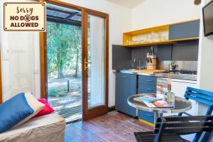 - une petite cuisine avec une table dans une chambre dans l'établissement Camping Village Rocchette, à Castiglione della Pescaia