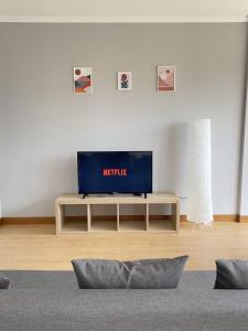 a living room with a television on a table at Apartamento muy cerca de la playa in Ribeira