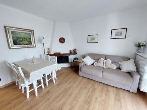 a living room with a couch and a table at Sunset House Perledo in Perledo