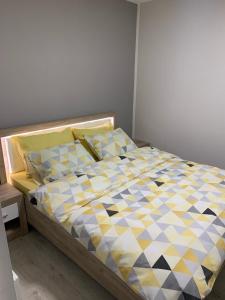 Cama ou camas em um quarto em Apartmani Paunovic Lux 1