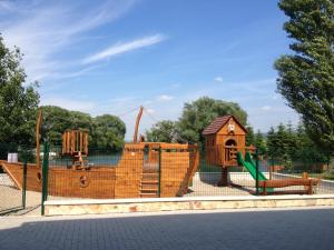 Ein Kinderspielbereich in der Unterkunft Rybárska bašta a penzión Dobys