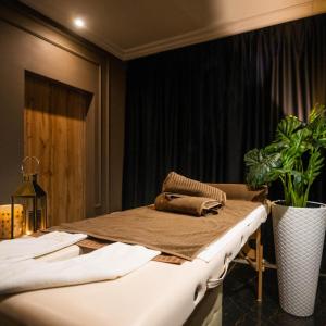 a table with a bag on top of it at Olivina Park Spa - domki z dostępem do krytego basenu, saun, wyżywienia i atrakcji dla dzieci in Niechorze +147 photos