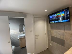 ห้องน้ำของ Suites con baño privado frente a la estación de metro L5 Fira Barcelona