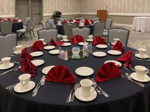 uma mesa preta com guardanapos e pratos vermelhos e talheres de prata em DoubleTree by Hilton Tucson-Reid Park em Tucson