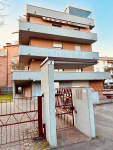 un edificio con una valla delante en OliVia Home Sauna & Gym en Forlì