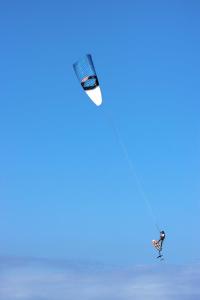 Eine Person, die einen Drachen in den Himmel fliegt in der Unterkunft Papaya Casita - On an organic farm in Jamao al Norte