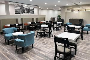ウェナチーにあるLa Quinta Inn & Suites by Wyndham Wenatcheeのテーブルと椅子が備わるレストラン