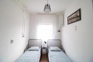 ペーチにあるLénApartman - Dakotaの窓のある部屋にベッドが2つある