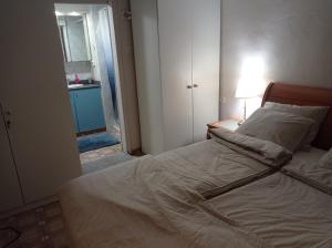 Кровать или кровати в номере הפינה היפה ליד החומות