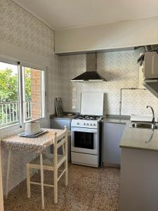 une cuisine avec une cuisinière et une table à l'intérieur dans l'établissement Apartamentos Congo, à El Campello