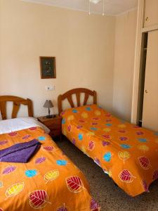 two beds sitting next to each other in a bedroom at Apartamentos Congo in El Campello