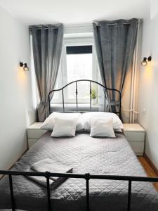 Posteľ alebo postele v izbe v ubytovaní Coser Apartamenty Metro ONZ