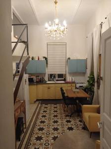 a kitchen with a table and a chandelier at הפינה היפה ליד החומות in Jerusalem