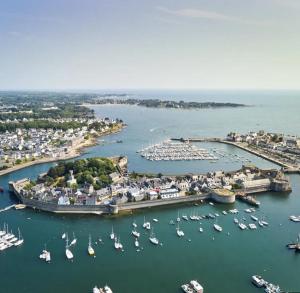 - une vue aérienne sur un port avec des bateaux dans l'eau dans l'établissement Superbe appartement hyper centre, à Concarneau