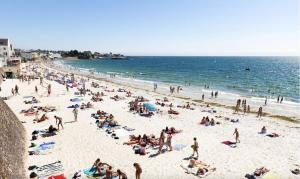 un grand groupe de personnes sur une plage dans l'établissement Superbe appartement hyper centre, à Concarneau