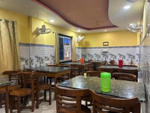 מסעדה או מקום אחר לאכול בו ב-Goroomgo Ganga Arati Digha Near Sea Beach