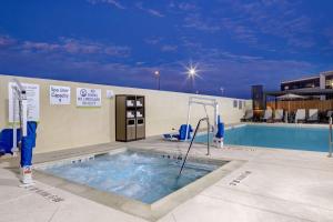 Bazén v ubytování Home2 Suites By Hilton Las Vegas Southwest I-215 Curve nebo v jeho okolí