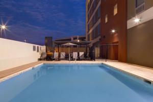 ラスベガスにあるHome2 Suites By Hilton Las Vegas Southwest I-215 Curveの夜間のホテル内のスイミングプール