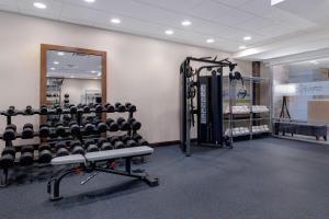 ラスベガスにあるHome2 Suites By Hilton Las Vegas Southwest I-215 Curveのジム(多くの設備付)が備わる客室です。