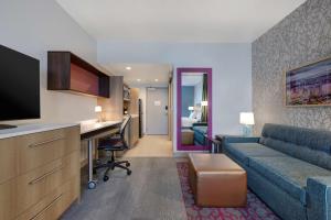 TV a/nebo společenská místnost v ubytování Home2 Suites By Hilton Las Vegas Southwest I-215 Curve