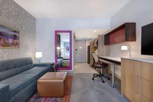 TV a/nebo společenská místnost v ubytování Home2 Suites By Hilton Las Vegas Southwest I-215 Curve