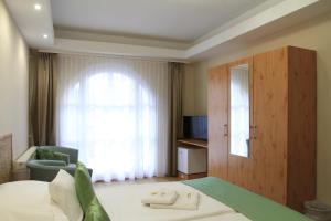 A bed or beds in a room at Zenit Panzió