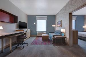 TV a/nebo společenská místnost v ubytování Home2 Suites By Hilton Las Vegas Southwest I-215 Curve