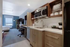 Kuchyň nebo kuchyňský kout v ubytování Home2 Suites By Hilton Las Vegas Southwest I-215 Curve