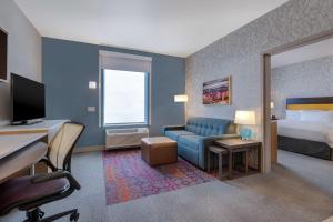 Postel nebo postele na pokoji v ubytování Home2 Suites By Hilton Las Vegas Southwest I-215 Curve