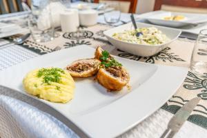 un plato blanco con comida en una mesa en Leśny Dworek, en Biały Dunajec