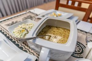 uma tigela de sopa e um prato de comida numa mesa em Leśny Dworek em Biały Dunajec