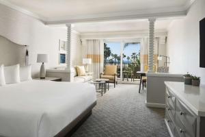 ハンティントンビーチにあるハイアット リージェンシー ハンティントンビーチ リゾート＆ スパのベッドとリビングルームが備わるホテルルームです。