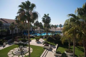 einen Luftblick auf ein Resort mit Palmen und einem Pool in der Unterkunft Hyatt Regency Huntington Beach Resort and Spa in Huntington Beach